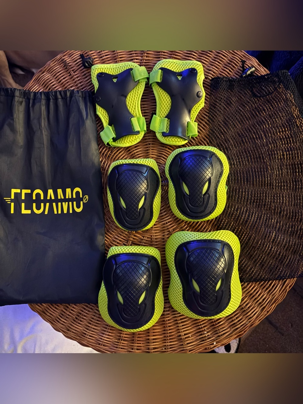 FEOAMO Green Protective Gear Set Knee Pads Elbow Pads Wrist Guards & Storage Bag
